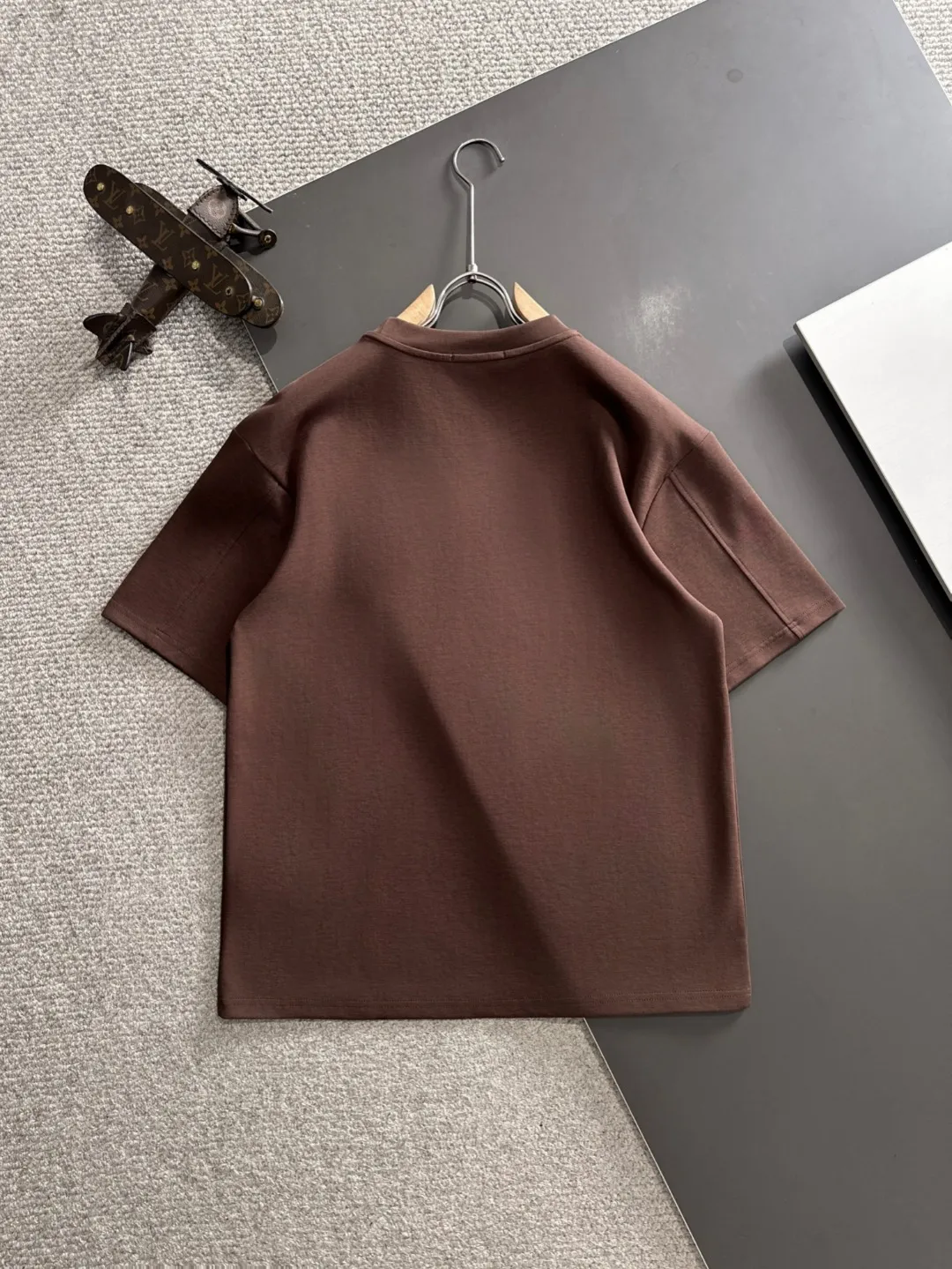 Next day shipment P300 High version Stone lsland/Stone Island 25ss spring and summer new high-end T-shirt Made with machines imported from Italy. Truly the most luxurious and high-quality style that you can wear with your eyes closed. Heavy combed fabrics. High-strength and heavy-weight fabrics feel substantial when weighed. The upper body is more textured than ordinary T-shirts and is not easy to deform. This texture can cope with the weather, absorb sweat and breathable, and is suitable for both hot and cold conditions! Perfectly produced with reference to the original stitch and stitch! The loose fit design is super noble. Custom-woven signature ribbed collar, cuffs, and hem. Really rare and rare goods Size: M-XXXL